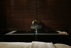 A modern bathroom with a large bathtub, a faucet, and a small plant on the edge. - Hyatt Regency Hakone Resort and Spa (Hakone)