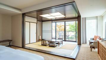 Hypo-allergenic bedding, minibar, in-room safe, desk