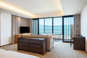 Deluxe Room, 2 Twin Beds | Hypo-allergenic bedding, minibar, in-room safe, desk