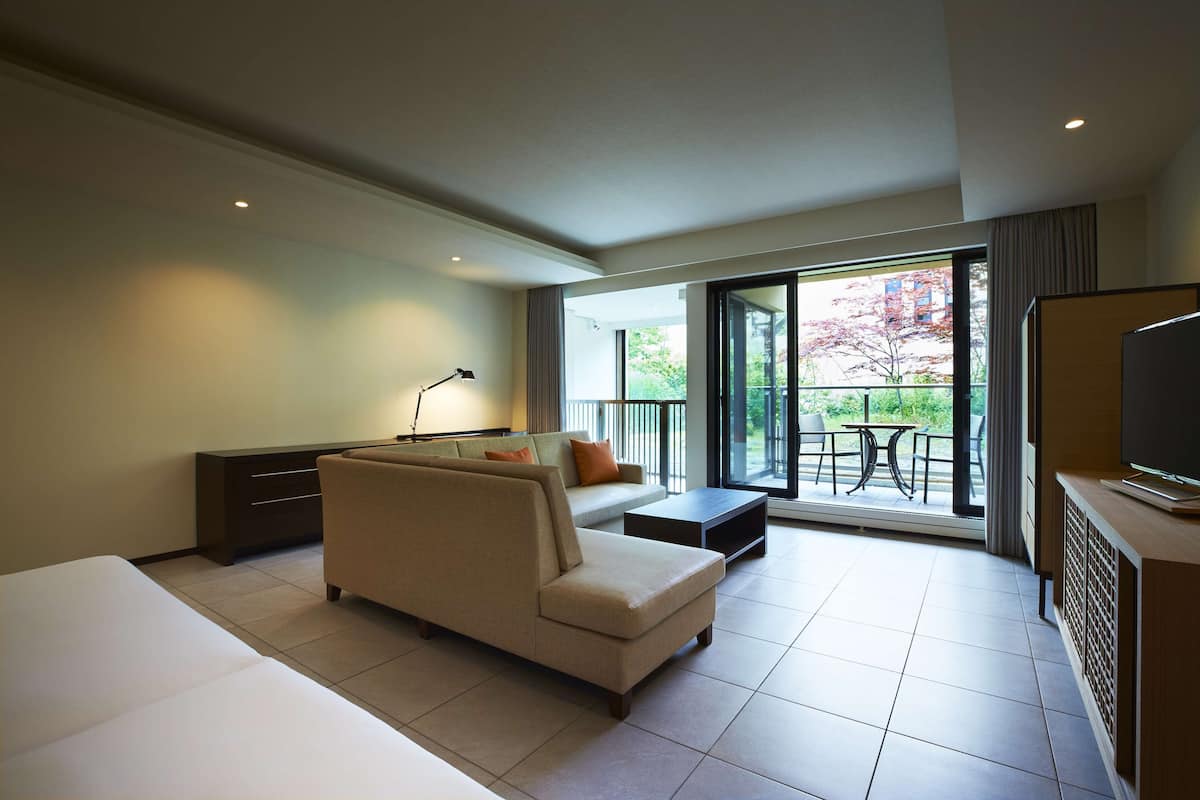 Deluxe Room, 2 Twin Beds (Dog Friendly) | 1 bedroom, hypo-allergenic bedding, minibar, in-room safe