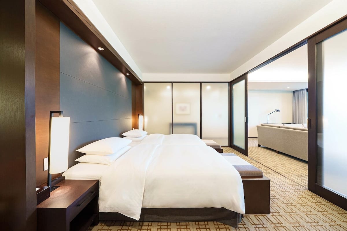 Hypo-allergenic bedding, minibar, in-room safe, desk
