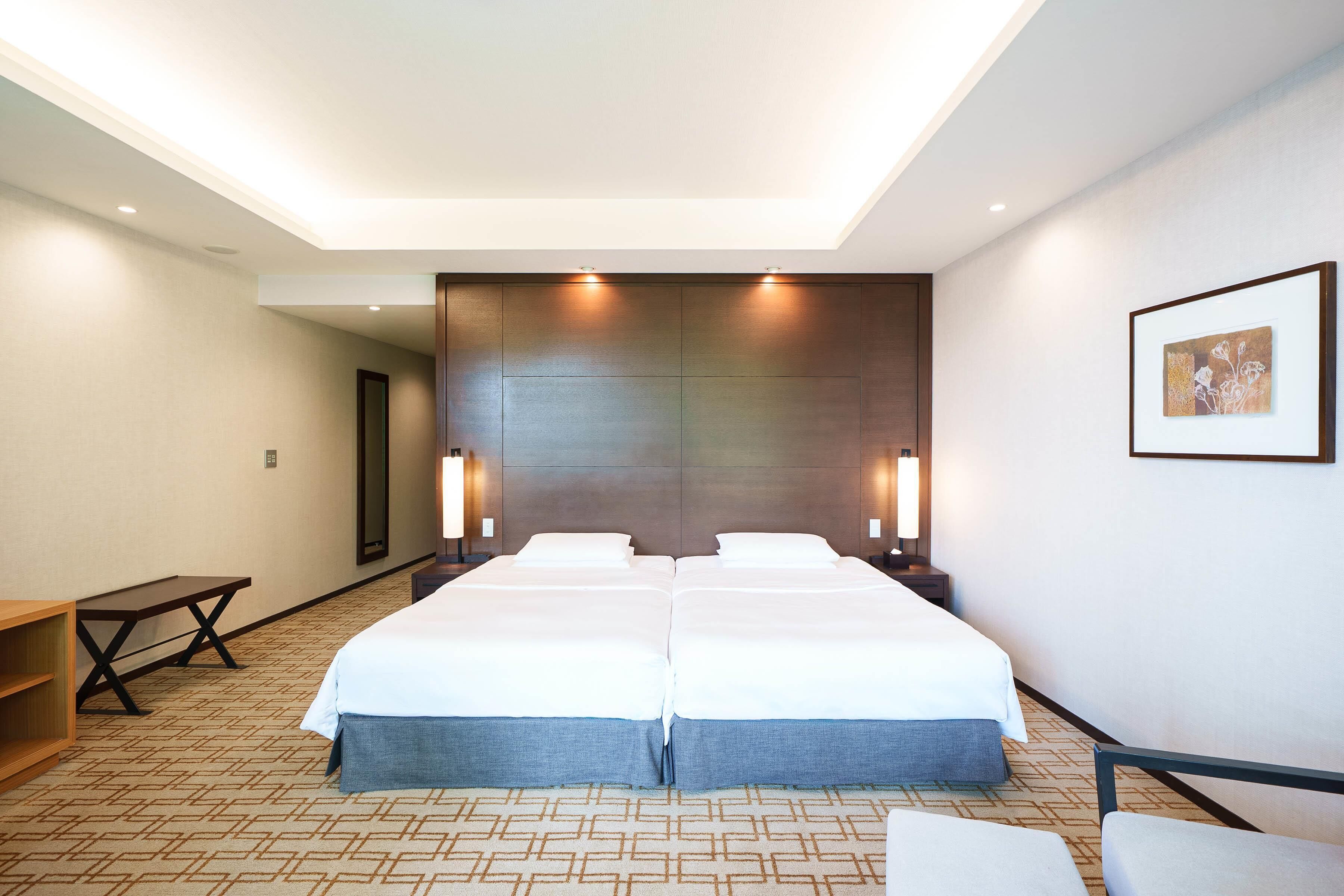 Hypo-allergenic bedding, minibar, in-room safe, desk