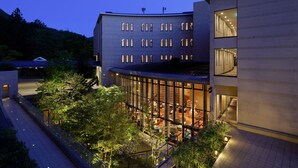 Un edificio moderno con varios pisos, ventanas grandes y fachada de vidrio.
