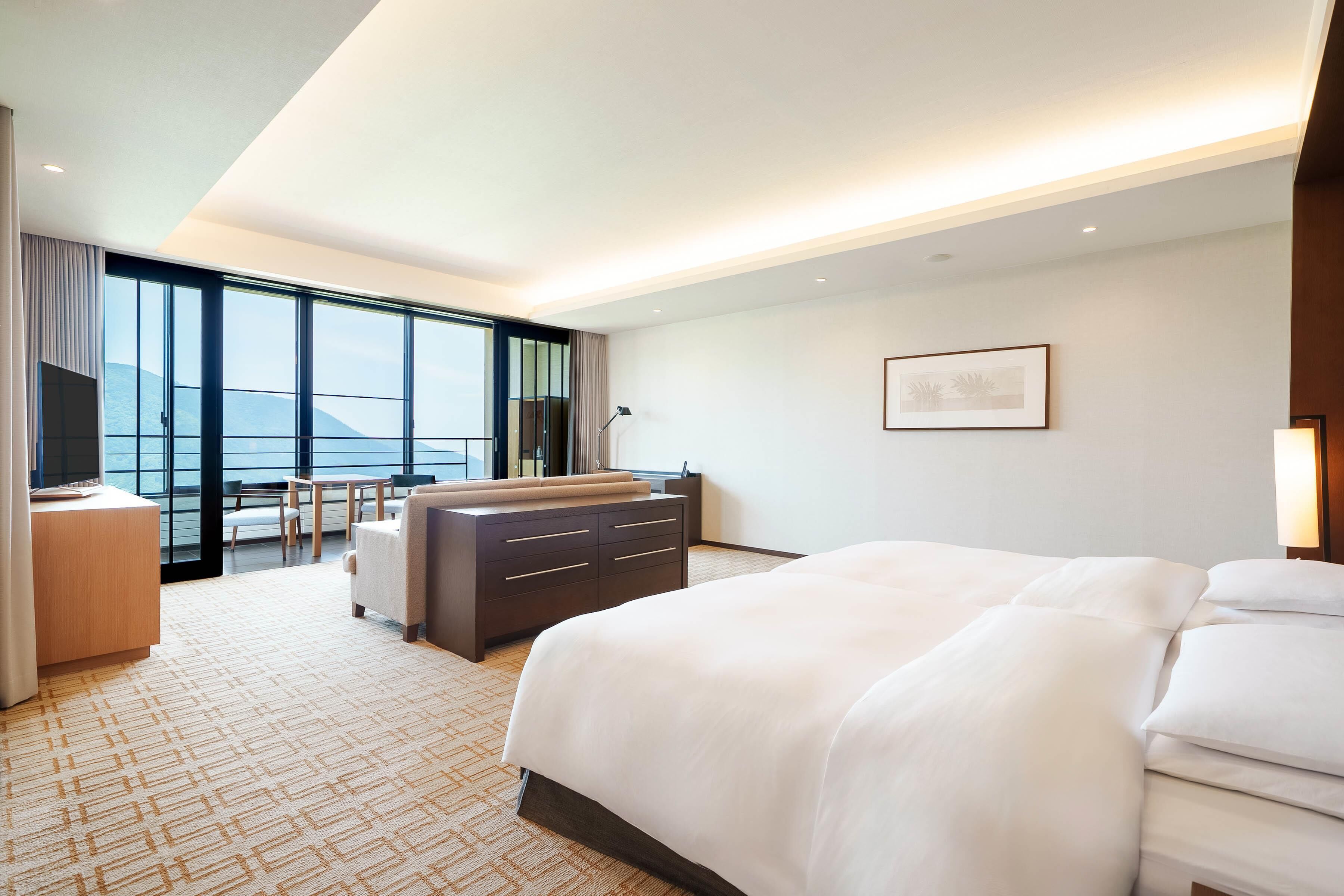 Hypo-allergenic bedding, minibar, in-room safe, desk