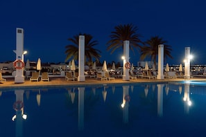 2 outdoor pools, pool umbrellas, sun loungers - AluaSun Lago Park (Ciutadella de Menorca)