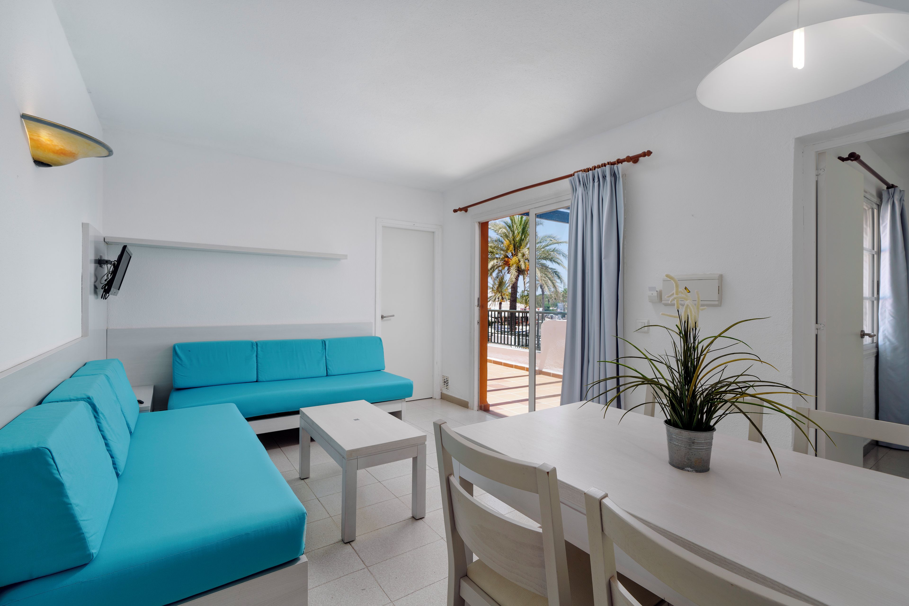 Cortinas blackout, wifi gratis y ropa de cama 
