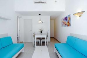 Blackout drapes, free WiFi, bed sheets - AluaSun Lago Park (Ciutadella de Menorca)