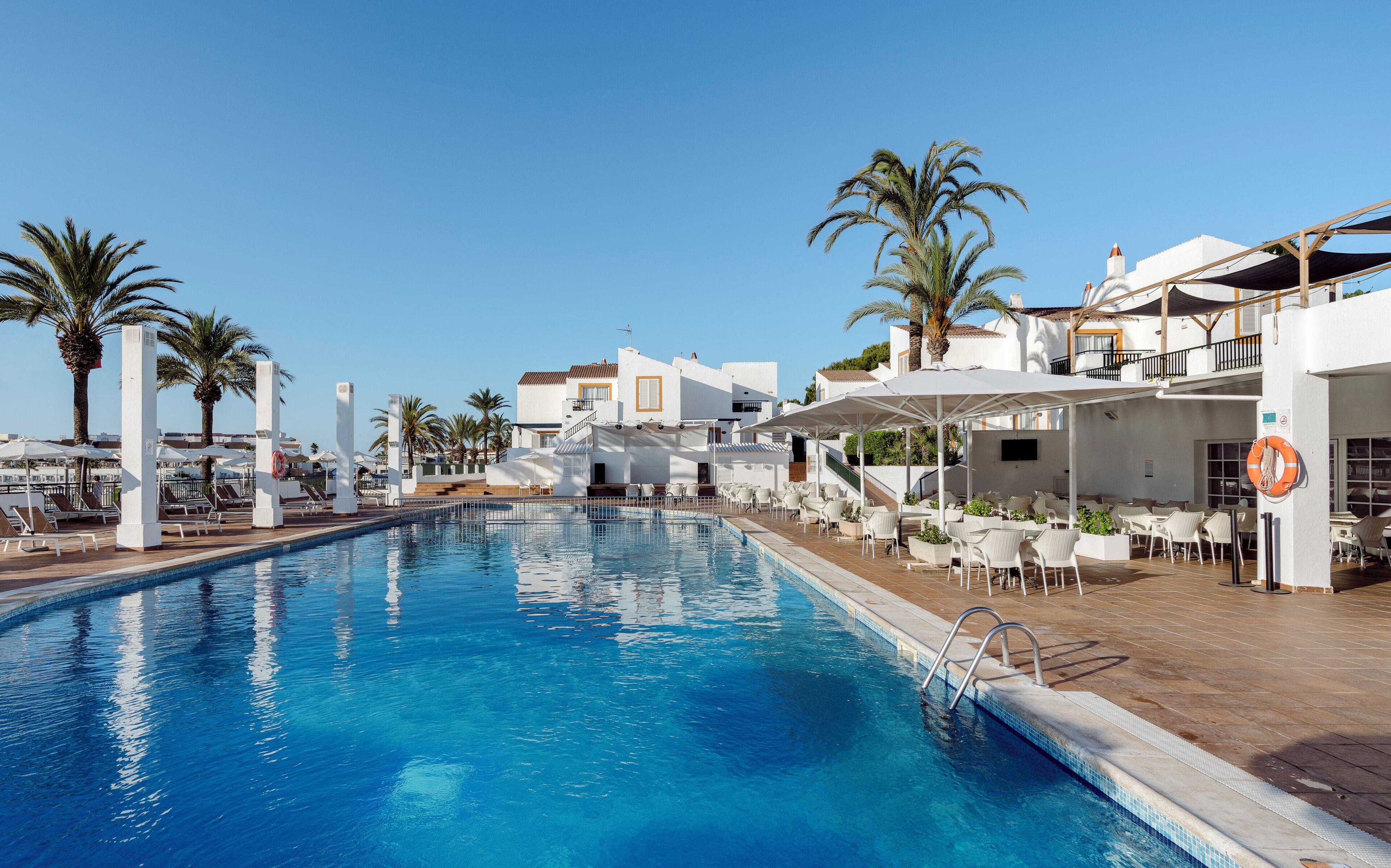 2 piscinas al aire libre, sombrillas, sillones reclinables de piscina