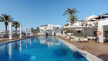 2 piscinas al aire libre, sombrillas, sillones reclinables de piscina