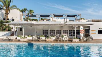 2 piscinas al aire libre, sombrillas, sillones reclinables de piscina