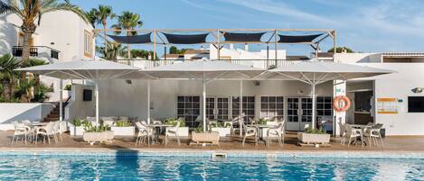 2 udendørs pools, parasoller, liggestole