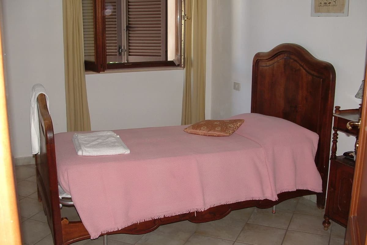 Single Room | Premium bedding, pillowtop beds, desk, soundproofing
