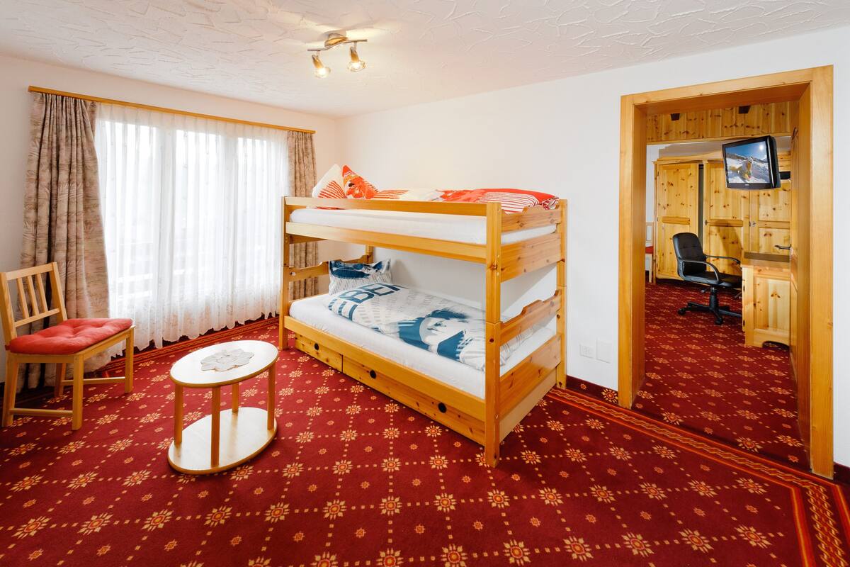 Hypo-allergenic bedding, in-room safe, desk, blackout drapes