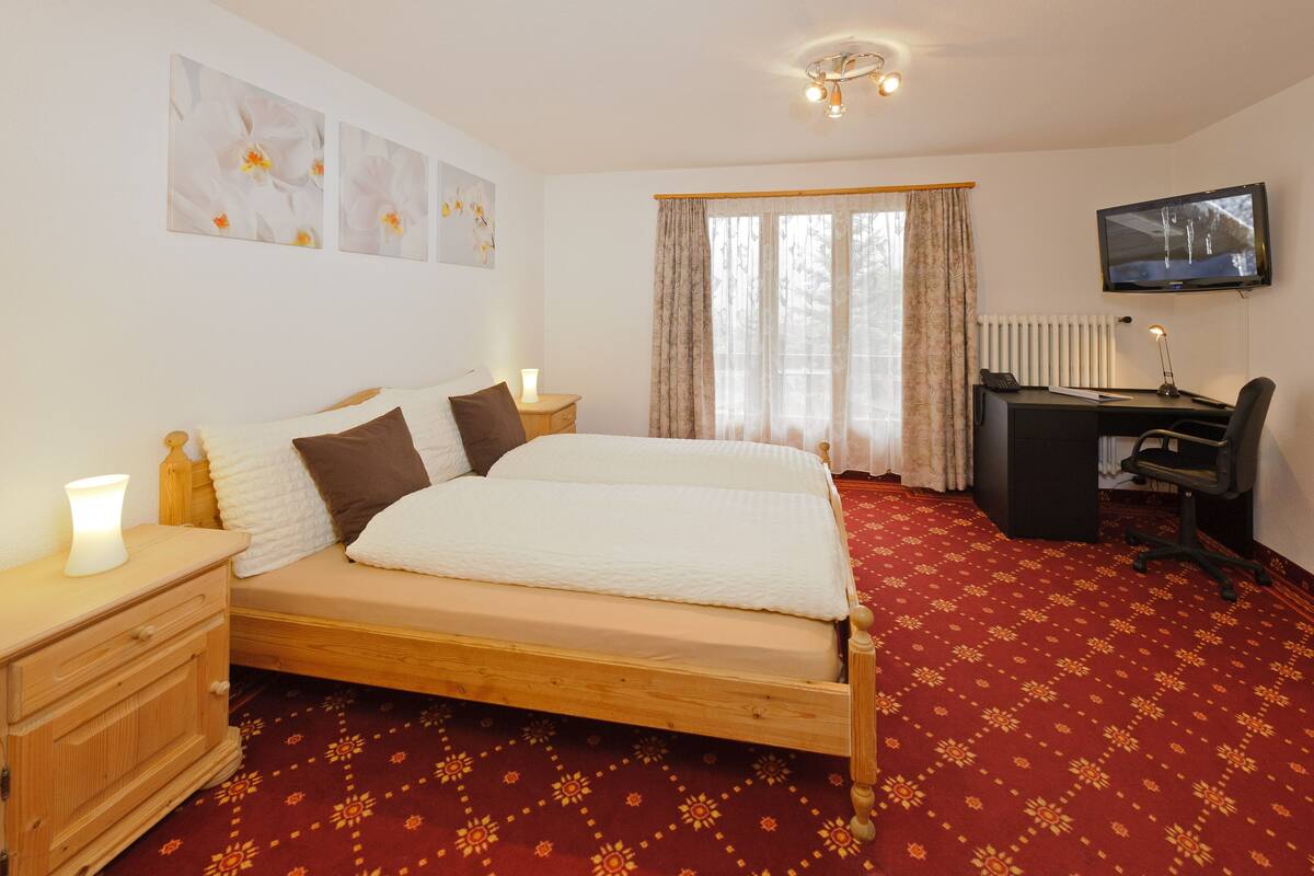 Hypo-allergenic bedding, in-room safe, desk, blackout drapes