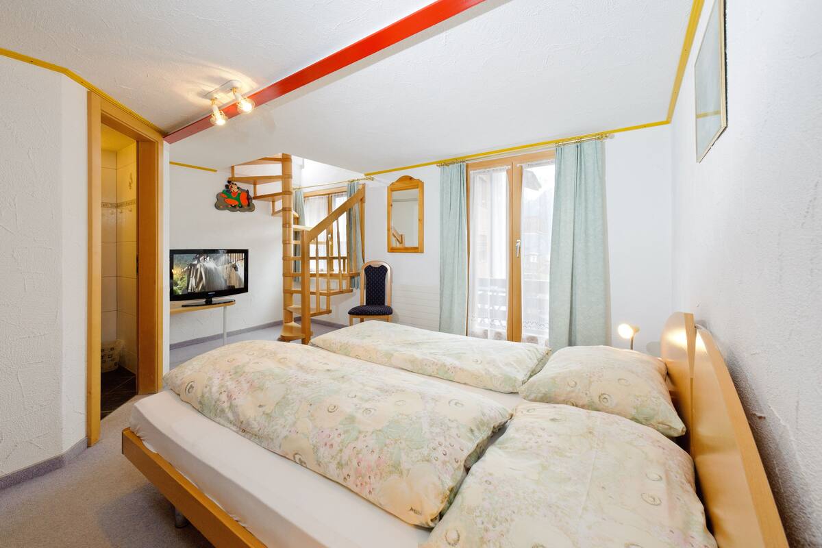 Hypo-allergenic bedding, in-room safe, desk, blackout drapes