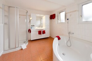Shower, hair dryer - Hotel Alpina (Graechen)