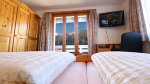 Hypo-allergenic bedding available, in-room safe, desk, blackout drapes - Hotel Alpina (Graechen)