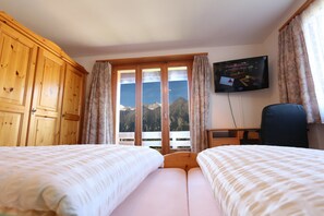 ملاءات للفراش لا تسبب الحساسية وخزنة داخل الغرفة ومكتب وستائر تعتيم