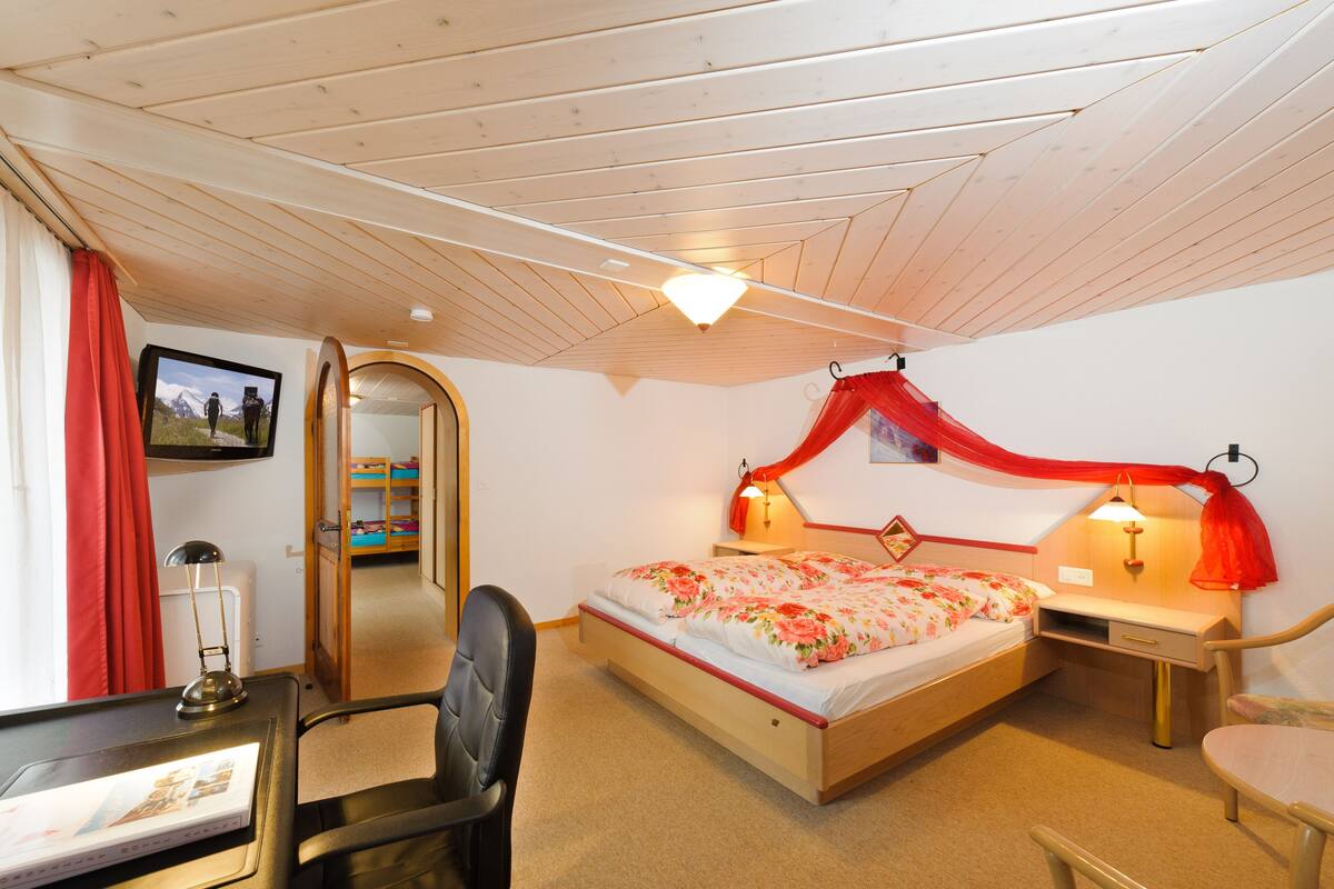 Hypo-allergenic bedding, in-room safe, desk, blackout drapes