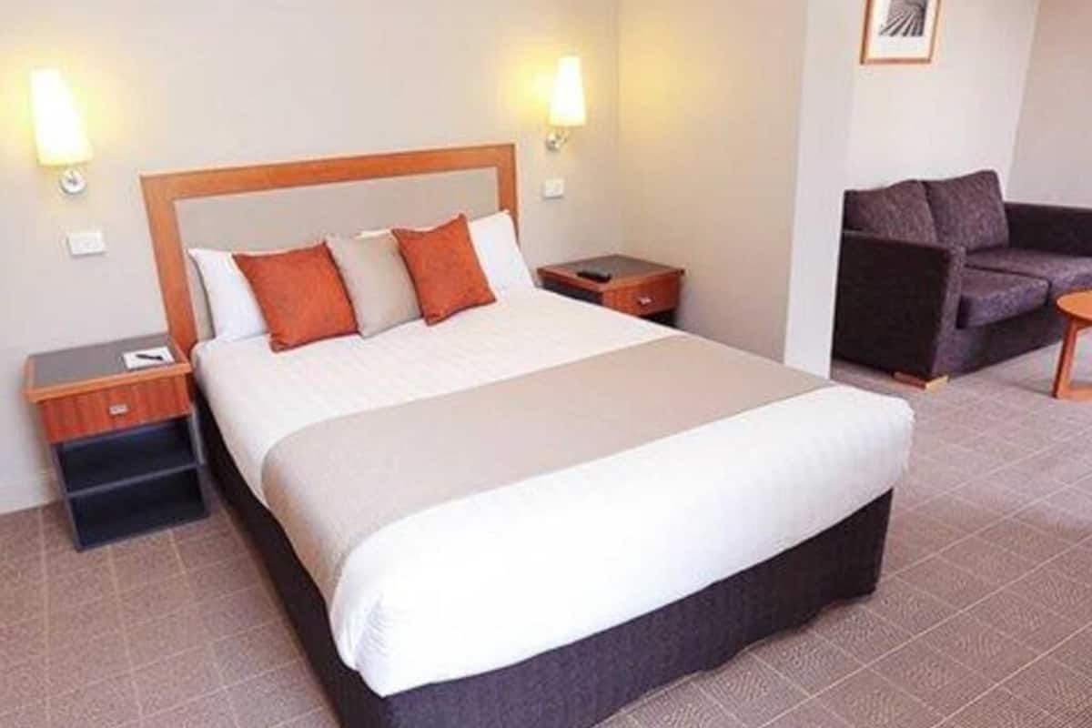 Premium bedding, minibar, iron/ironing board, free WiFi