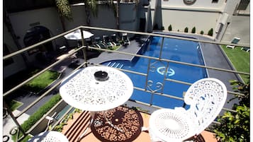 Ropa de cama de alta calidad, minibar y tabla de planchar con plancha