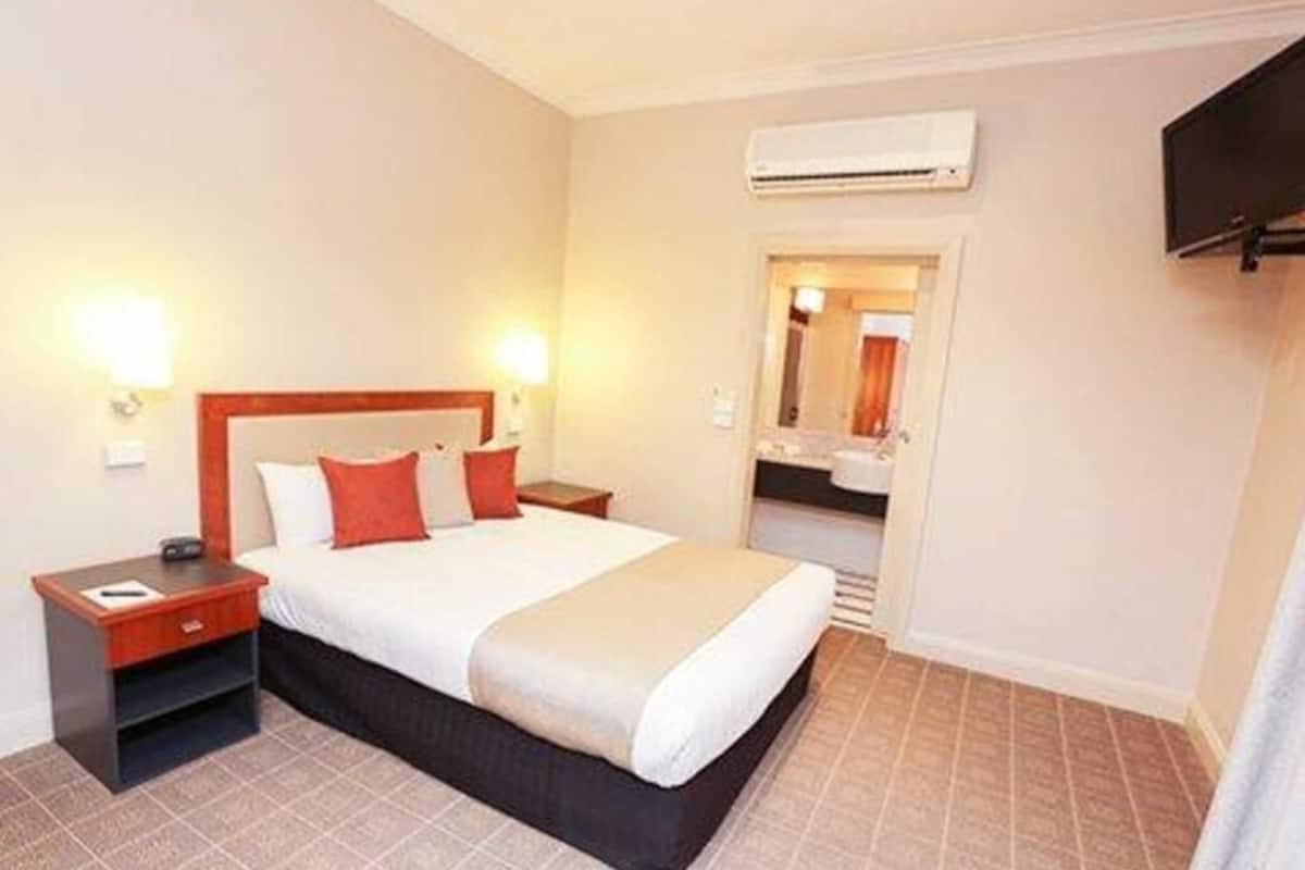 Premium bedding, minibar, iron/ironing board, free WiFi