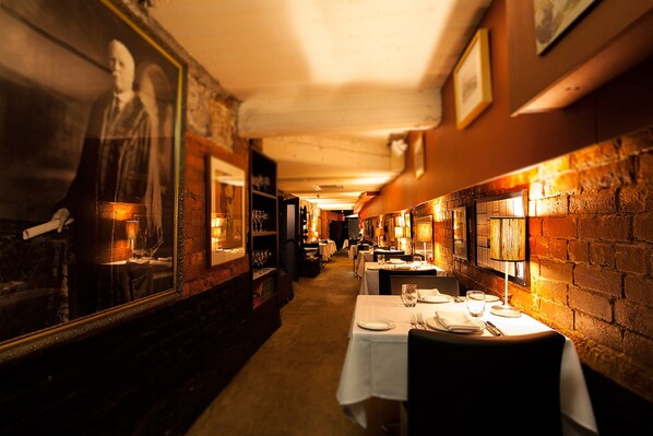 2 restaurants, breakfast, dinner served; local cuisine