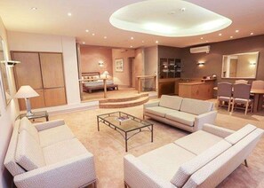 Premium bedding, minibar, iron/ironing board, free WiFi