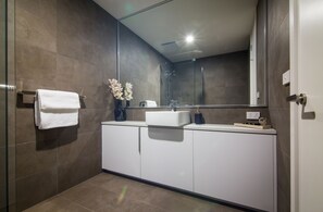 Quarto executivo | Banheiro | Produtos de toalete grátis, secador de cabelo, toalhas de banho 
