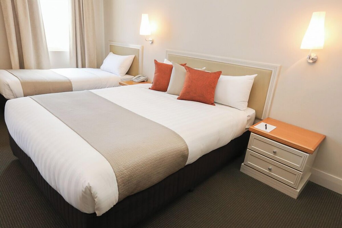 Premium bedding, minibar, iron/ironing board, WiFi (free)