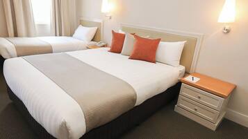 Ropa de cama de alta calidad, minibar y tabla de planchar con plancha