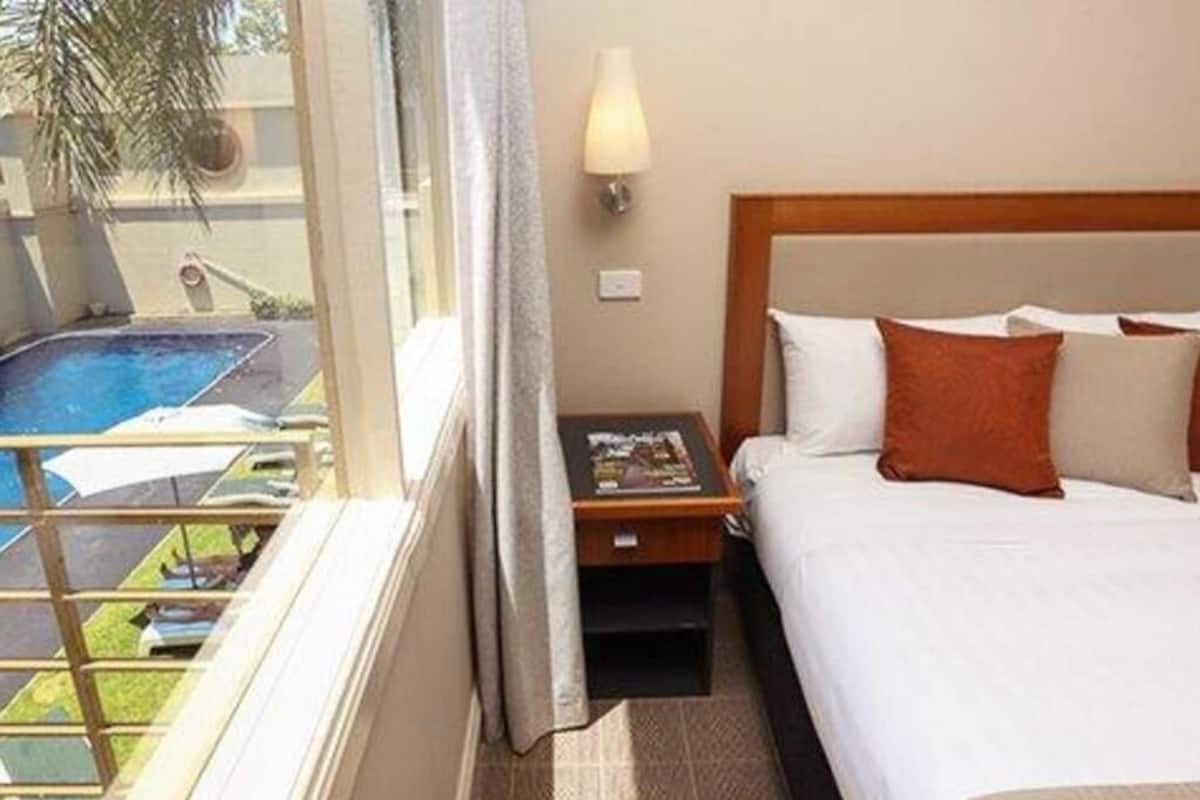 Premium bedding, minibar, iron/ironing board, free WiFi