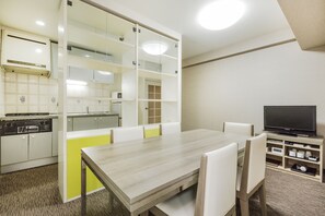 Fridge, microwave, cookware/dishes/utensils - Hotel MyStays Otemae (Osaka)