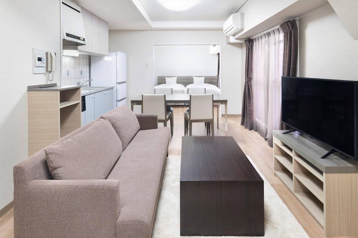 Habitación cuádruple estándar, balcón | Edredón, cortinas blackout y tabla de planchar con plancha 