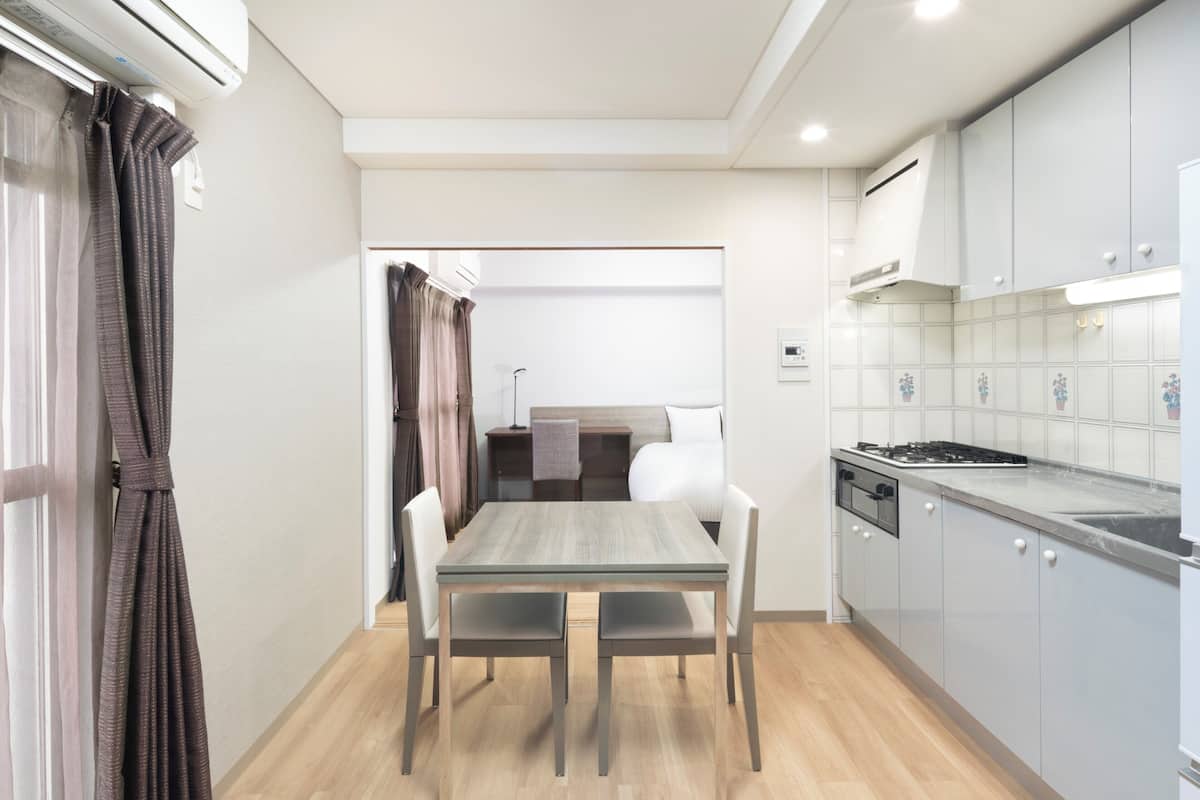 Habitación doble estándar, balcón | Edredón, cortinas blackout y tabla de planchar con plancha 