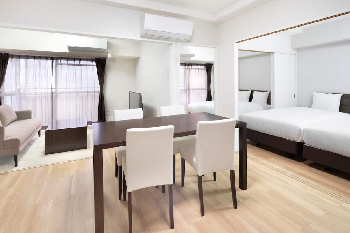Habitación cuádruple Deluxe, balcón | Edredón, cortinas blackout y tabla de planchar con plancha 