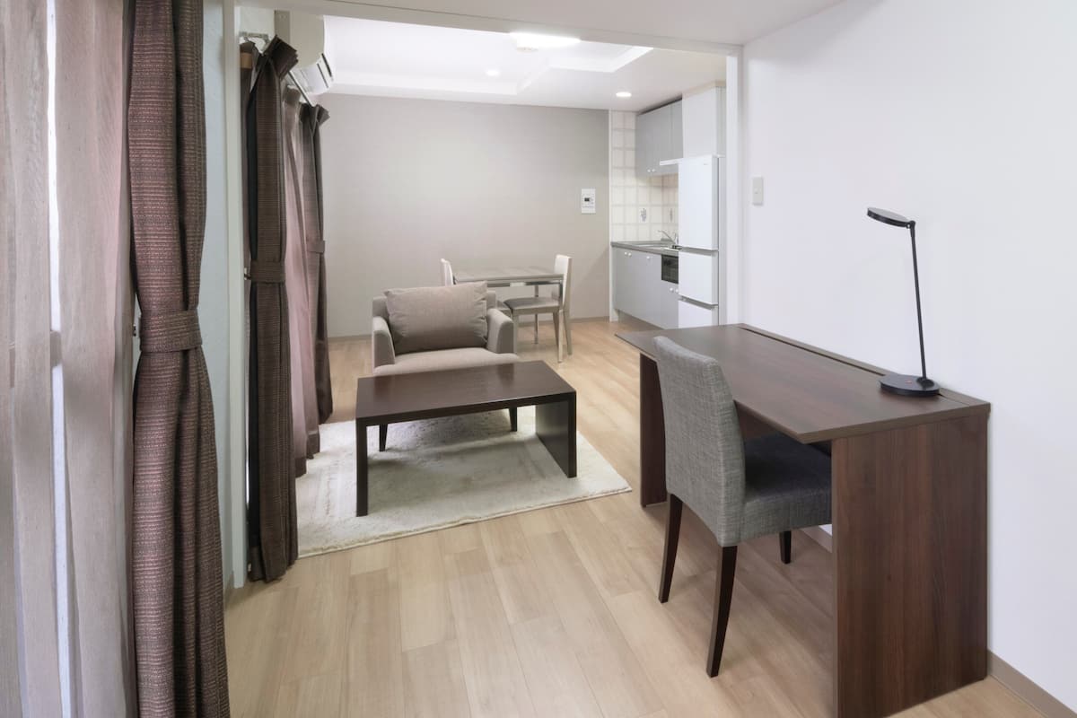 Habitación doble Deluxe, balcón | Edredón, cortinas blackout y tabla de planchar con plancha 