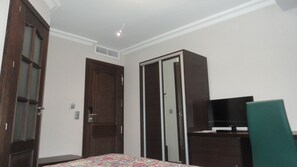 Minibar, caja de seguridad en la habitación y escritorio