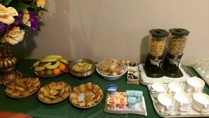 Daily buffet breakfast for a fee - Hotel L'Auberge du Souverain (Brussels)