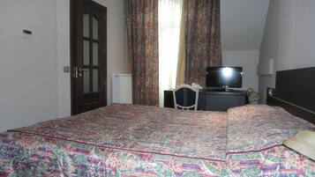 Frigobar, cofres nos quartos, escrivaninha, quartos à prova de som