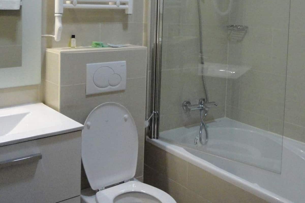 Minibar, caja de seguridad en la habitación y escritorio