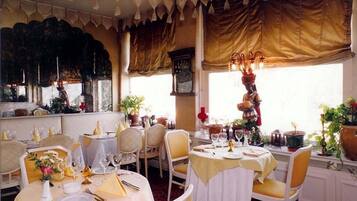 Frigobar, cofres nos quartos, escrivaninha, quartos à prova de som