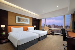 Deluxe-Zimmer, 2 Einzelbetten, Stadtblick | Hochwertige Bettwaren, Minibar, Zimmersafe, Schreibtisch