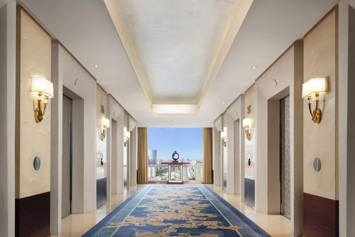 horizon, room, 1 king bed, river view | staircase