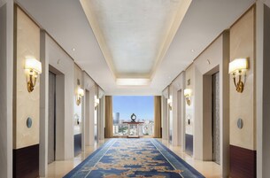 Horizon, Room, 1 King Bed, River View | Staircase