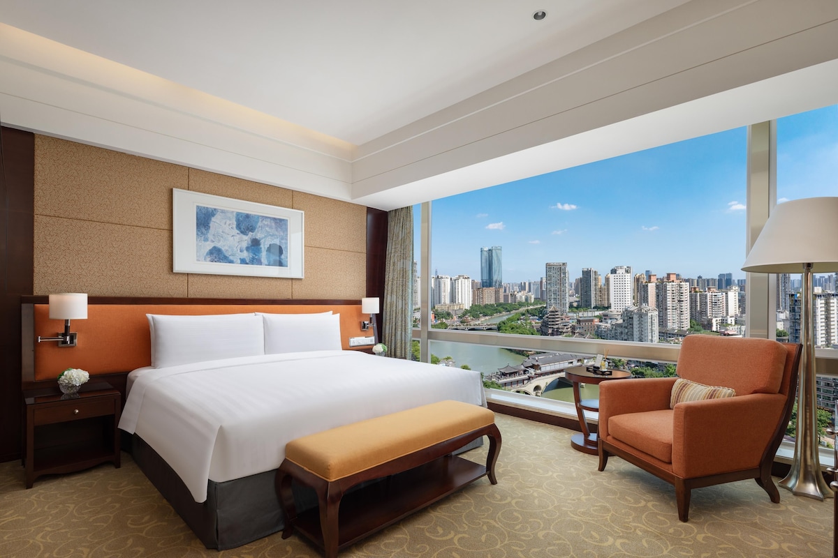 Premium bedding, minibar, in-room safe, desk