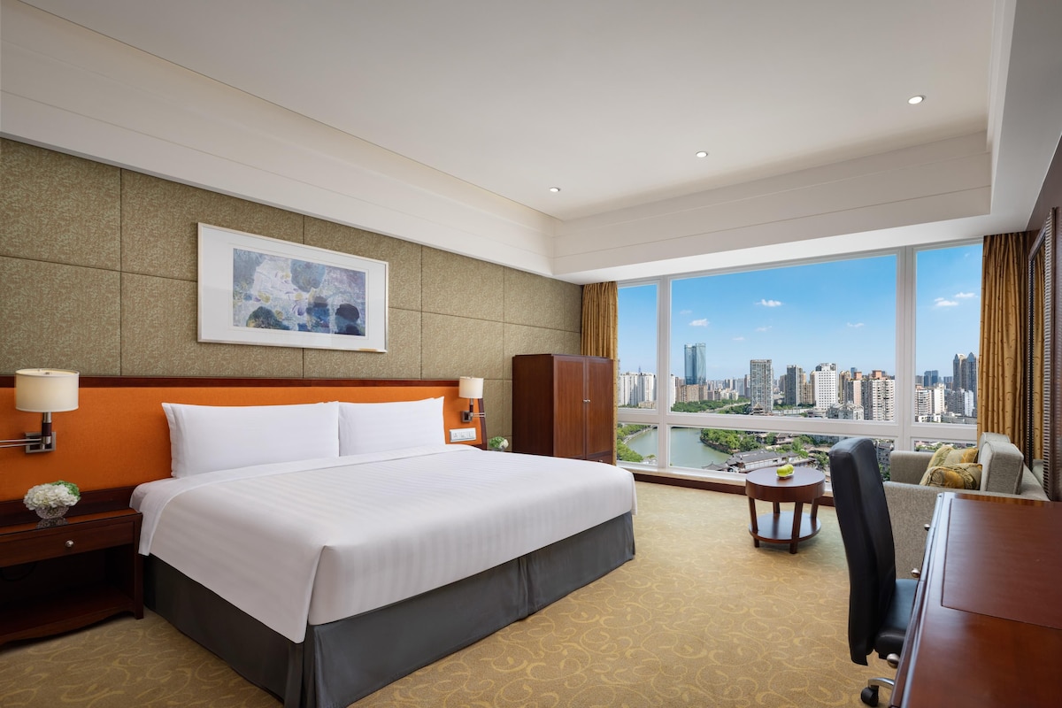 Deluxe Room, 1 King Bed, River View | Premium bedding, minibar, in-room safe, desk