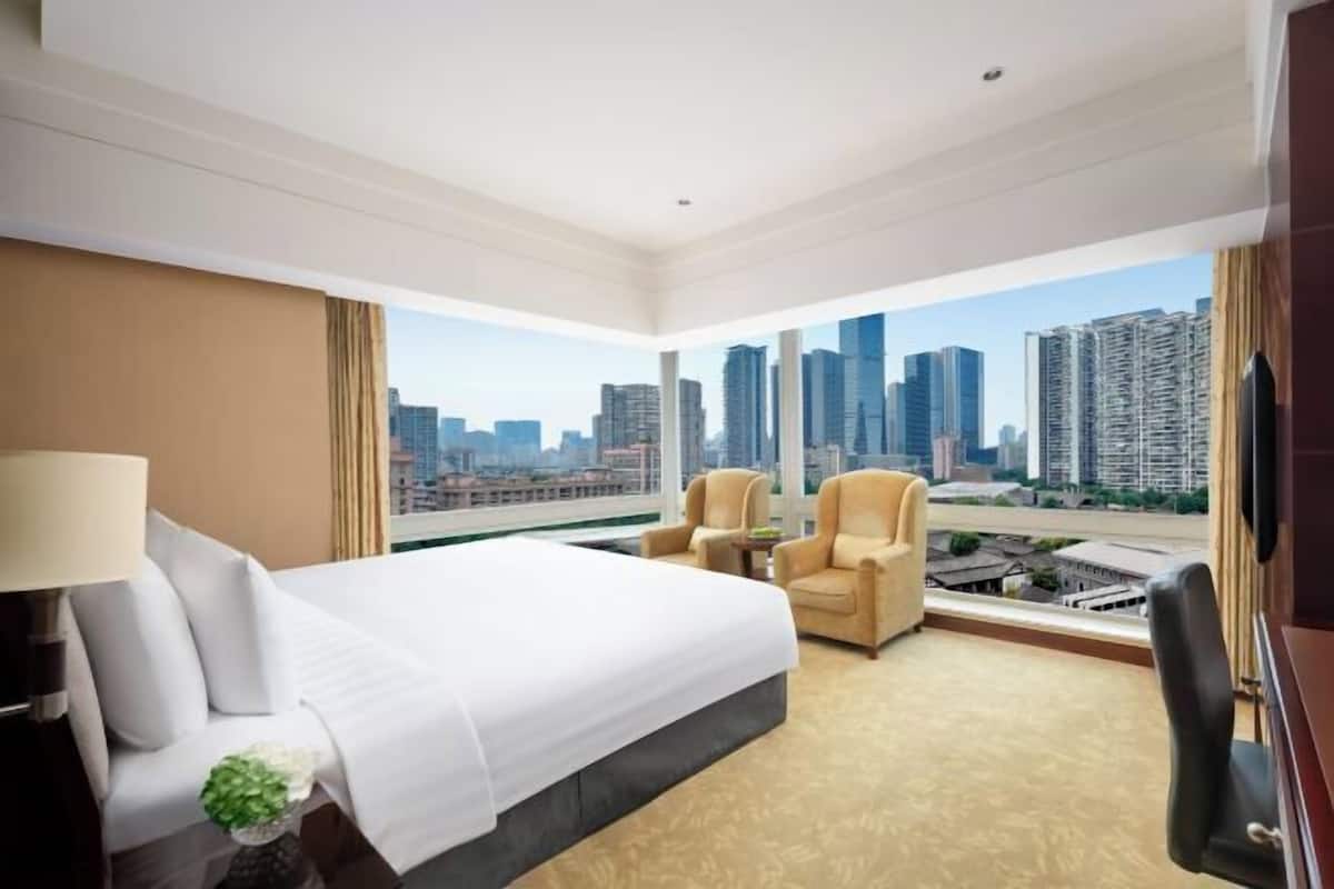Premium bedding, minibar, in-room safe, desk