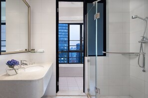 Combined shower/tub, hair dryer, slippers, towels - Springdale Serviced Residence Guangzhou (Guangzhou)