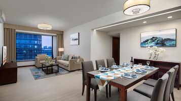 Deluxe Room, 3 Bedrooms | Living area